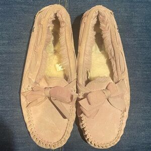 UGG Dakota Tulle Bow. Women’s size 7.  Quartz color.  Cozy and warm.